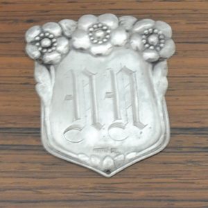 Sølv emblem i en lysende sølvfarve