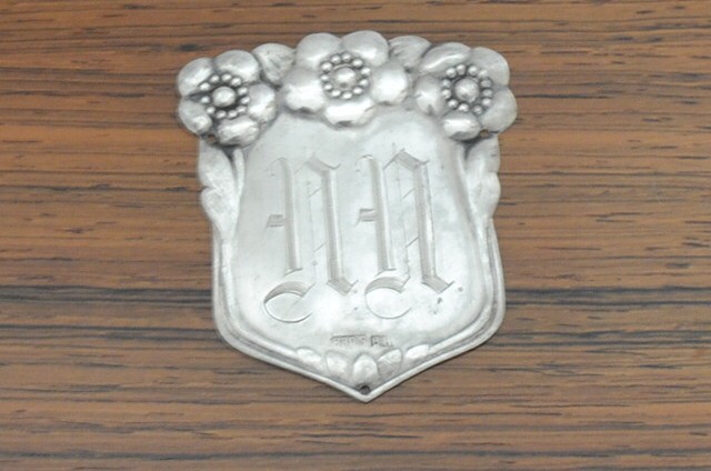 Sølv emblem i en lysende sølvfarve