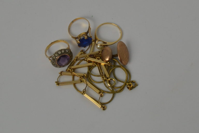 Forskellige guldsmykker, ringe og armbånd