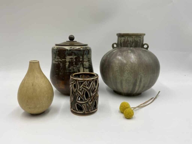 Et sæt forskelligt antikt keramik